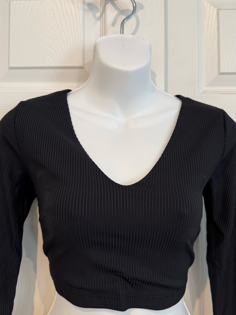 Forever 21 Black Ribbed V-Neck Long Sleeve Crop Top - Picture 2 of 4